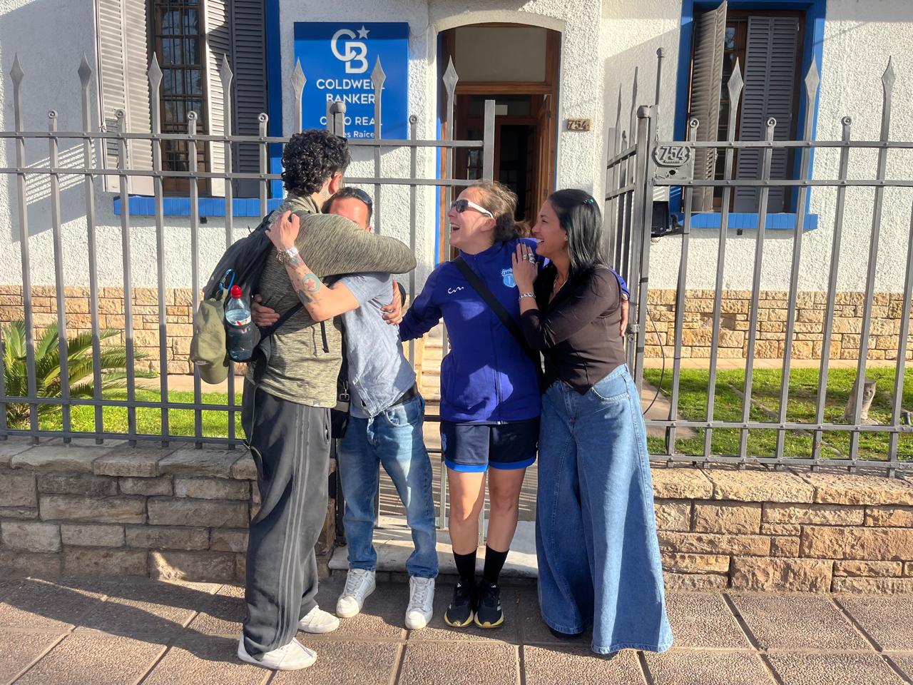 Clientes satisfechos celebrando en Coldwell Banker Cuyo Real - Familias felices después de encontrar su propiedad ideal en Mendoza